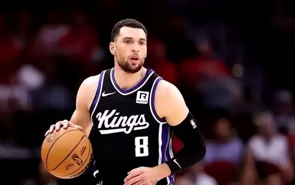 他在接受采 他在接受采