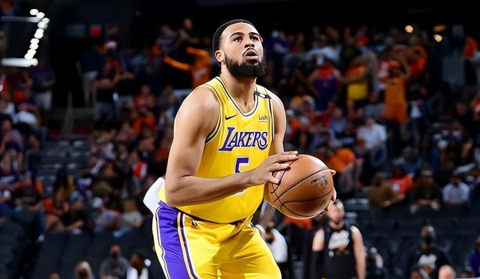 裁掉霍顿, 塔克去年夏 裁掉霍顿, 塔克去年夏